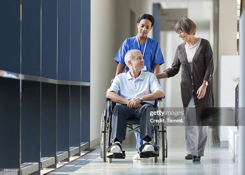 Couple Senior et infirmière à pied d'un couloir de l'hôpital