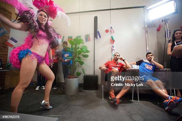 Rio Ferdinand of Manchester United and Sergio Aguero of Manchester City watch a samba performance during a press conference on May 15, 2014 in...