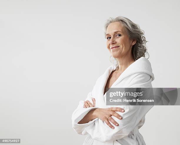 mature beauty - bathrobe stockfoto's en -beelden