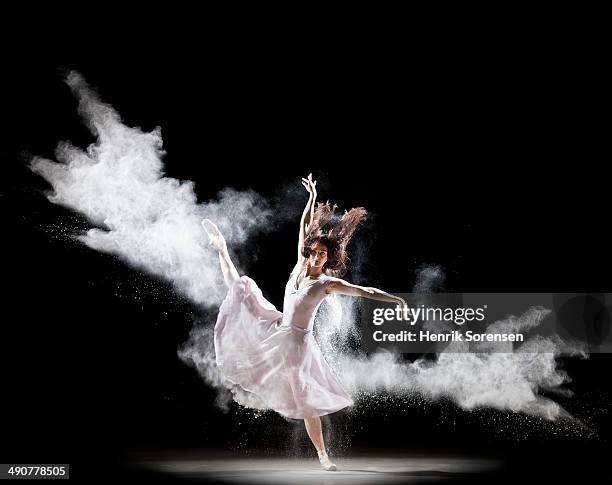 powder ballet - ballerino di danza classica foto e immagini stock