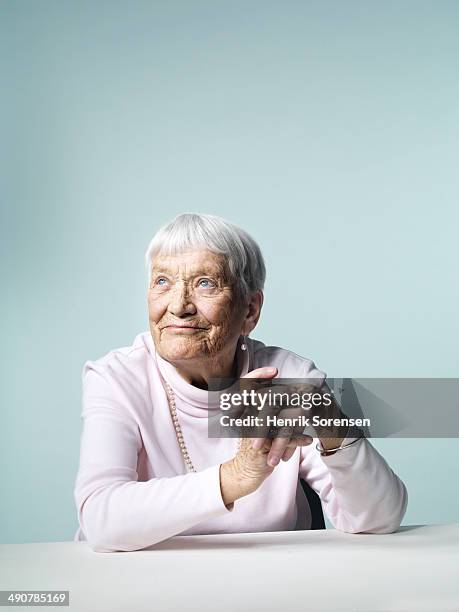 mature woman - alleen seniore vrouwen stockfoto's en -beelden