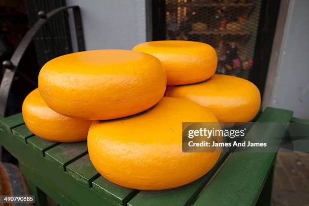 gouda cheese - käselaib stock-fotos und bilder