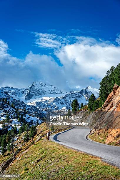 mountain road in the kaunertal - österreichische zentralalpen stock-fotos und bilder