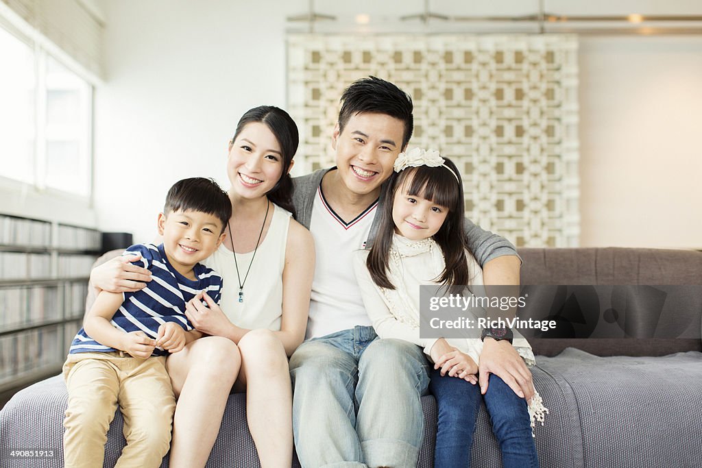 Junge chinesische Familie im Apartment