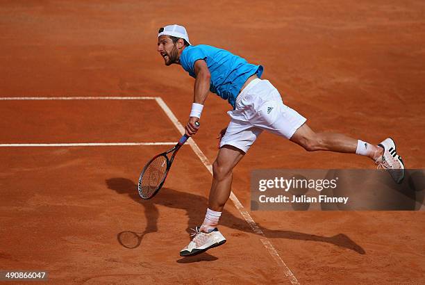 Jurgen Melzer of Austria serves to Andy Murray of Great Britain during day five of the Internazionali BNL d'Italia tennis 2014 on May 15, 2014 in...