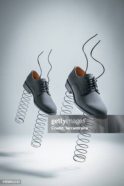zapatos de negocios con springs saltar por sí mismos - muelle fotografías e imágenes de stock