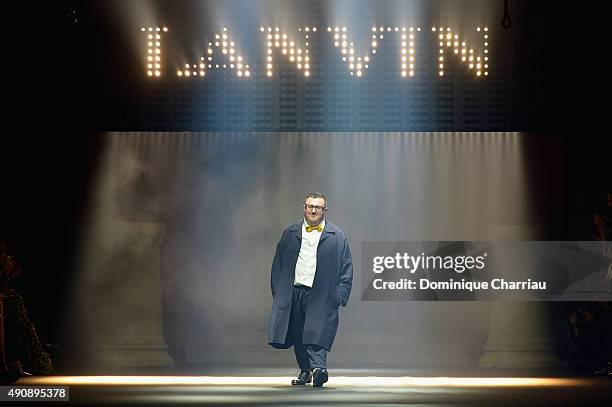 Alber Elbaz greats the crowd during the Lanvin show as part of the Paris Fashion Week Womenswear Spring/Summer 2016 on October 1, 2015 in Paris,...
