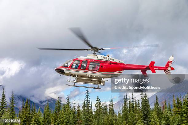 helicóptero en el aire - hovering fotografías e imágenes de stock