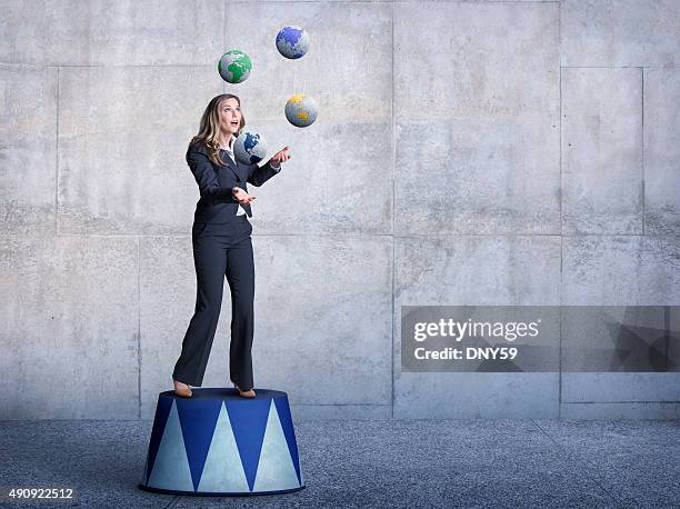 empresário de pé em pedestal de malabarismo vários globos - juggling imagens e fotografias de stock