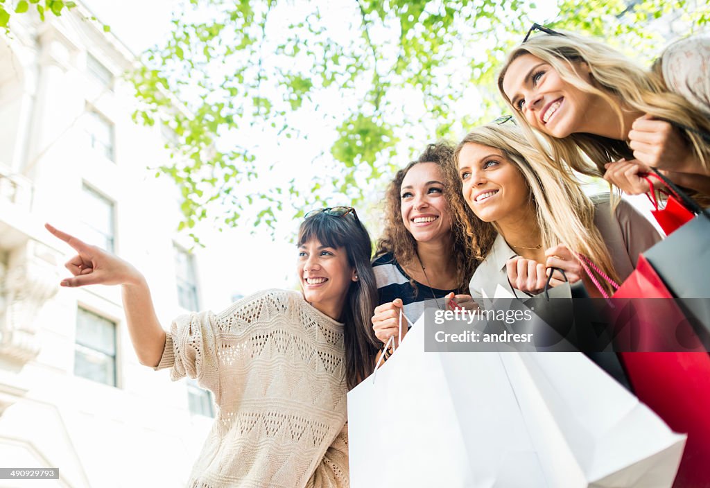 Gruppo di donne dello shopping insieme