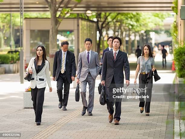 japanische geschäft pendler in tokio - bussines group suit tie stock-fotos und bilder