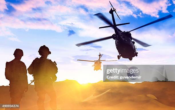 military helicopter und armee soldaten bei sonnenuntergang - militärhubschrauber stock-fotos und bilder