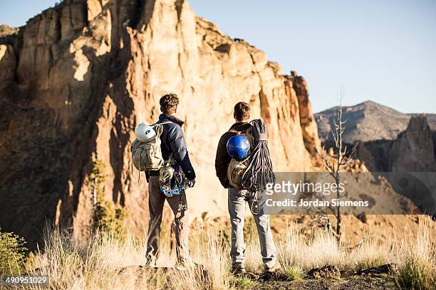 friends on a rock climbing trip. - freeclimber stock-fotos und bilder