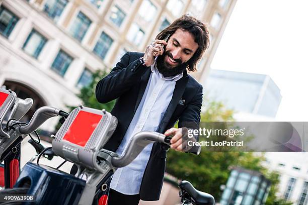 jovem homem de negócios a cidade de bicicleta em londres - semana de la moda de londres - fotografias e filmes do acervo