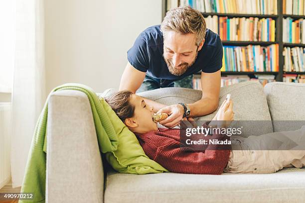 vater und tochter zu hause mit sandwich - girls laughing eating sandwich stock-fotos und bilder