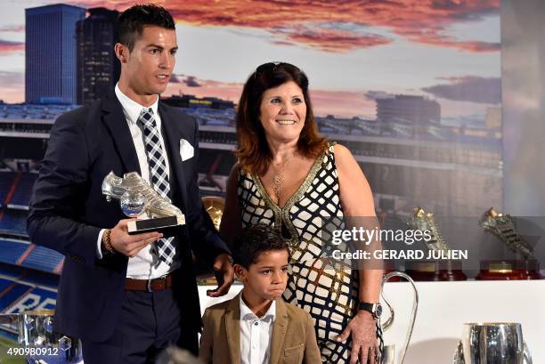 64 Ronaldo Jr And Mum Stock Photos High Res Pictures And Images 64-ronaldo-jr-and-mum-stock-photos-high-res-pictures-and-images