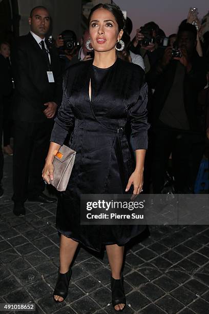 Salma Hayek arrives at the Balenciaga show as part of the Paris Fashion Week Womenswear Spring/Summer 2016 on October 2, 2015 in Paris, France.