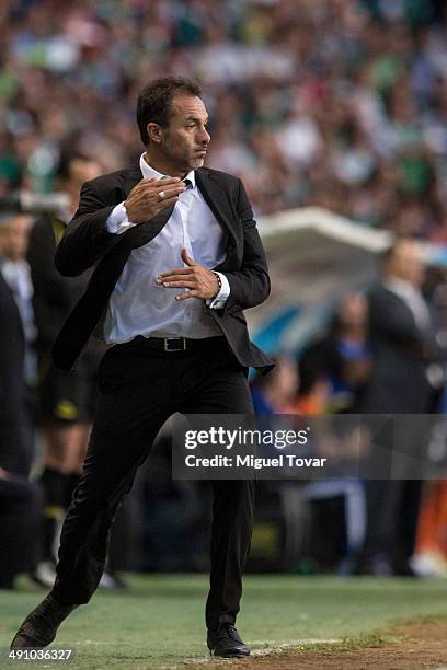 Gustavo Matosas coach of Leon reacts during the Championship first leg match between Leon and Pachuca as part of the Clausura 2014 Liga MX Playoffs...