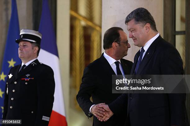 French President Francois Hollande shakes hands with Ukrainian President Petro Poroshenko after the Normandy Format Summit in the Elysee Palace on...