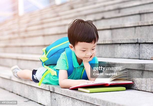 ragazzino andare a scuola - cartella scolastica foto e immagini stock