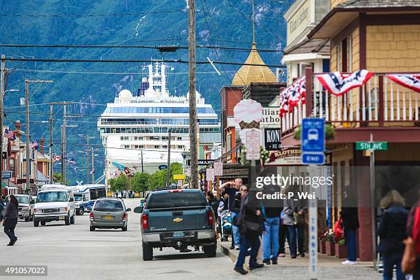 docks für kreuzfahrtschiffe in skagway - skagway stock-fotos und bilder