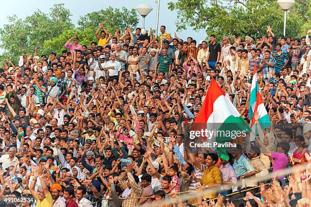 crowd shouting during flag ceremony, pakistani - indian border - wagah stockfoto's en -beelden