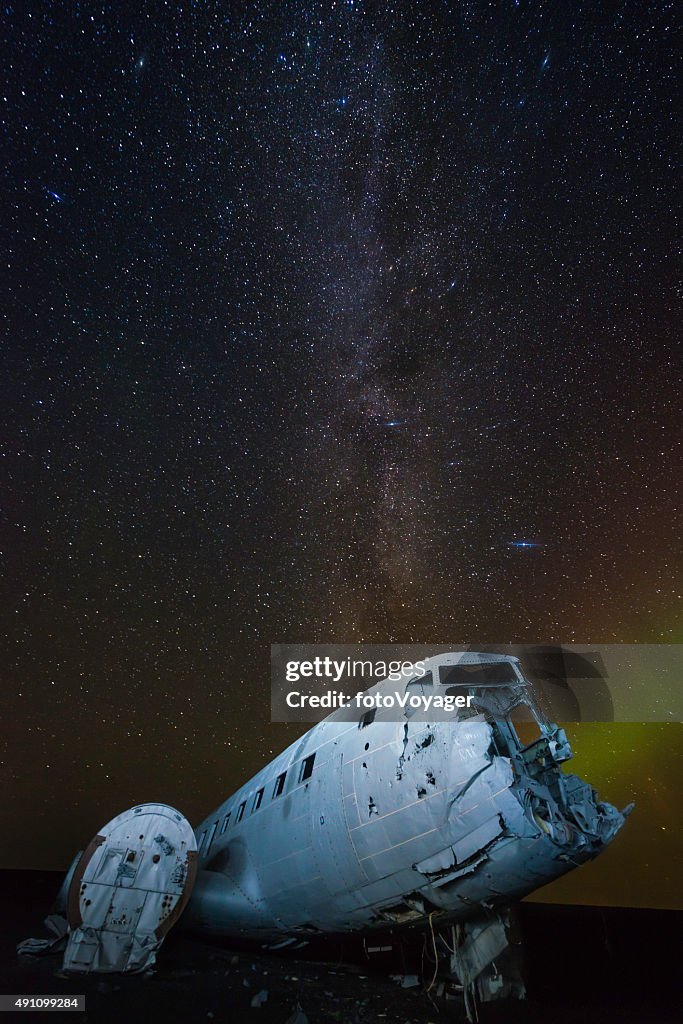 Aurora milky way galaxy estrellas de Islandia en avión avión beach