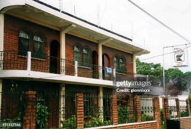 traditional house in livingston, guatemala - livingston guatemala stockfoto's en -beelden