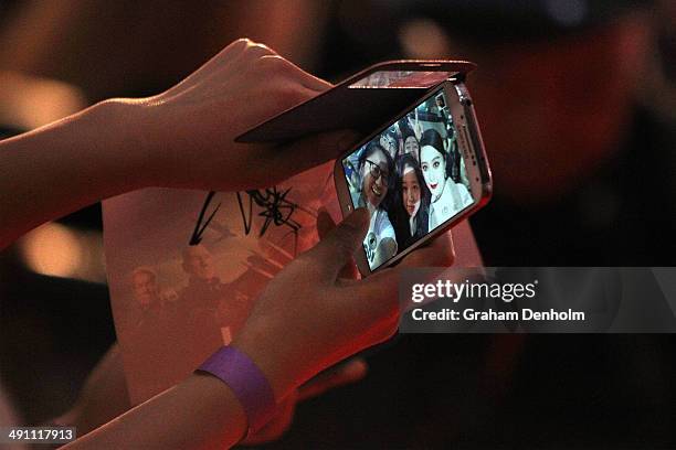 Fan Bingbing poses poses for a selfie with fans as she arrives at the Australian premiere of 'X-Men: Days of Future Past" on May 16, 2014 in...