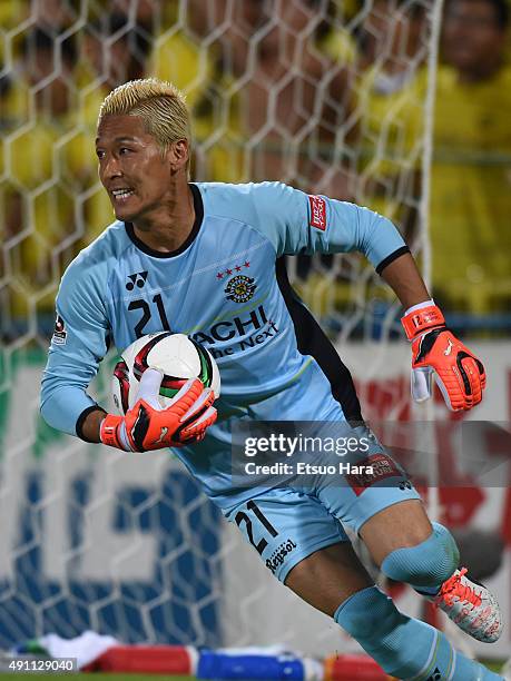 Takanori Sugeno of Kashiwa Reysol in action during the J.League match between Kashiwa Reysol and Nagoya Grampus at Hitachi Kashiwa Stadium on October...