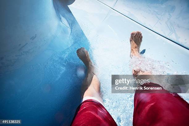 man in a water slide - tobogán de agua fotografías e imágenes de stock
