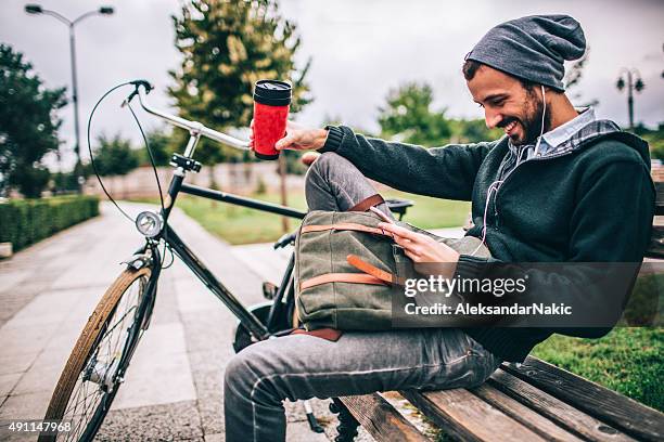 kaffee am morgen im park - bike headset stock-fotos und bilder