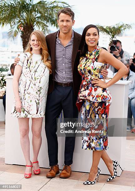 Actors Mireille Enos, Ryan Reynolds and Rosario Dawson attend the "Captives" photocall during the 67th Annual Cannes Film Festival on May 16, 2014 in...