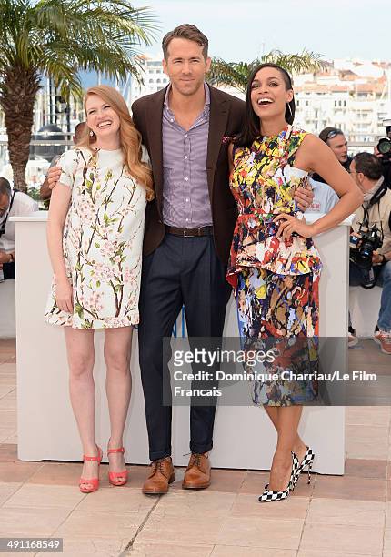 Actress Mireille Enos, actor Ryan Reynolds and Rosario Dawson attend "Captives" photocall at the 67th Annual Cannes Film Festival on May 16, 2014 in...