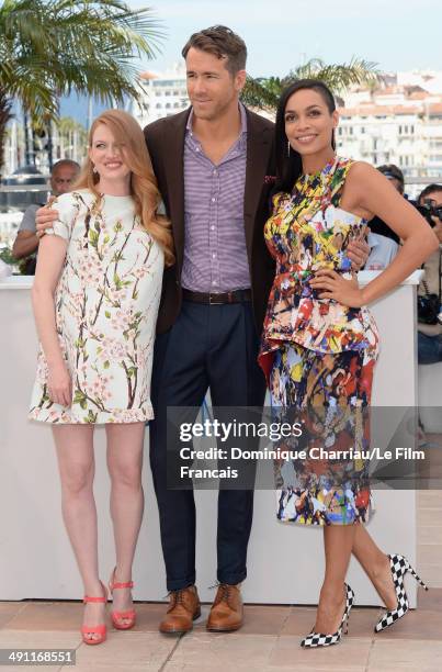 Actress Mireille Enos, actor Ryan Reynolds and Rosario Dawson attend "Captives" photocall at the 67th Annual Cannes Film Festival on May 16, 2014 in...