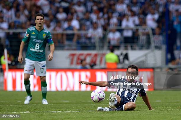 Luis Perez of Monterrey tries to reach the ball during the 12th round match between Monterrey and Leon as part of the Apertura 2015 Liga MX at BBVA...