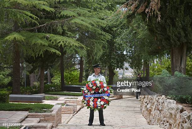 An honor guard holds a wreath while waiting for US Defense Secretary Chuck Hagel at the tomb of assassinated Israeli prime minister Yitzhak Rabin on...