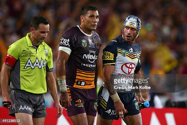 Referee Gerard Sutton talks with Justin Hodges of the Broncos and Johnathan Thurston of the Cowboys during the 2015 NRL Grand Final match between the...