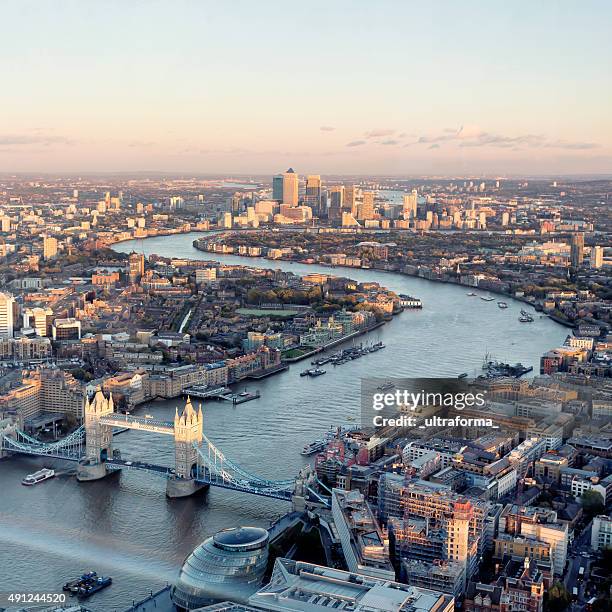 erhöhte ansicht der londoner skyline bei sonnenuntergang - london docklands stock-fotos und bilder