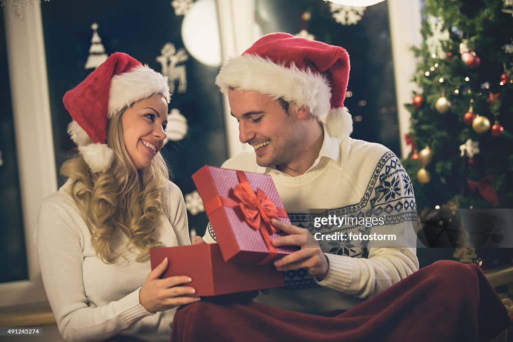 Paar im Weihnachten präsentiert zu Hause