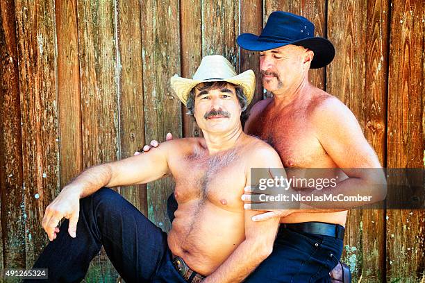 deux ours poilu affectueux cowboys avec clôture en bois - gay bear photos et images de collection