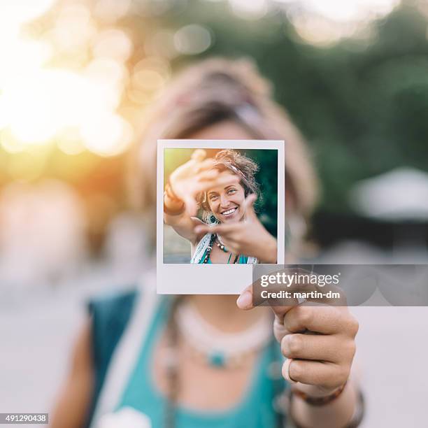 garota segurando uma foto polaroid selfie - dedos fazendo moldura - fotografias e filmes do acervo