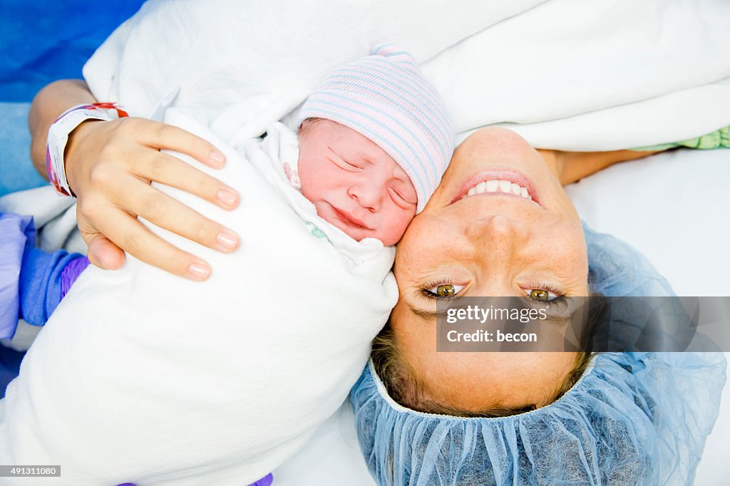 Cesarean Abschnitt C-Section Geburt Mutter und Neugeborene