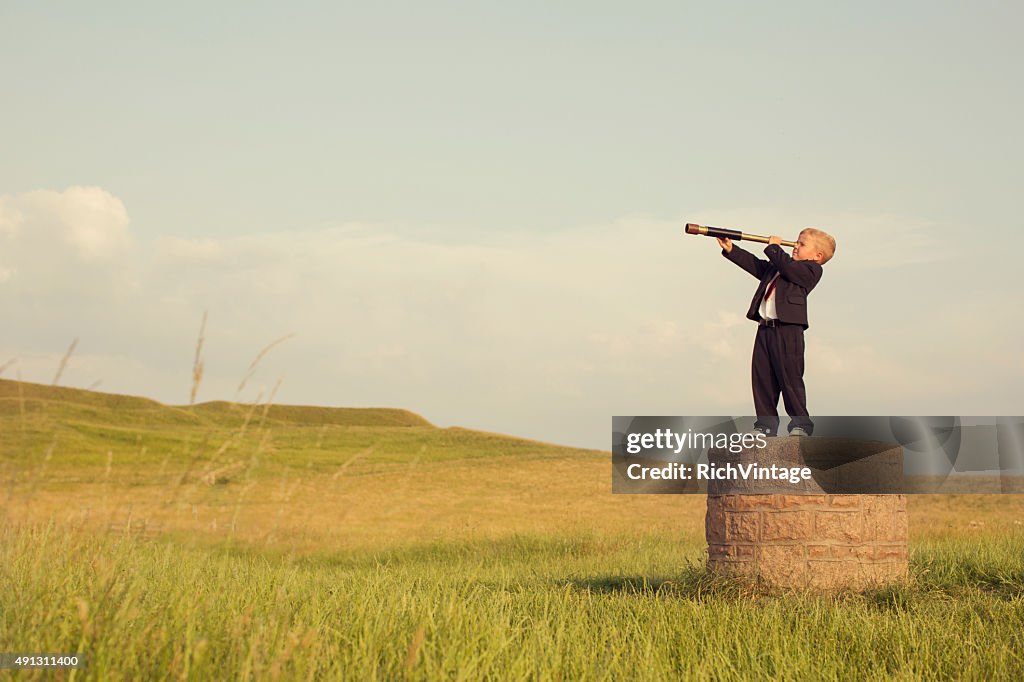 Giovane ragazzo Uomo d'affari guardando throught Telescopio