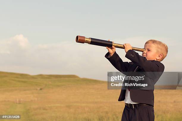 giovane ragazzo uomo d'affari guardando throught telescopio - solo bambini maschi foto e immagini stock
