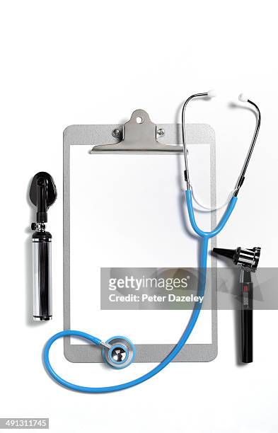 medical examination - otoscope fotografías e imágenes de stock