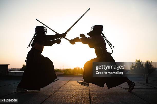 kendo bataille - dojo photos et images de collection