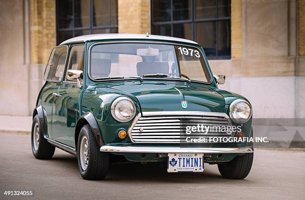 ミニ cooper で、クラシックな春の時間 - mini cooper ストックフォトと画像