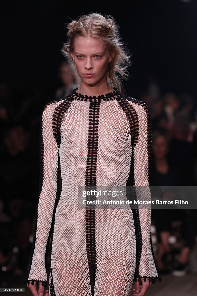 Alexander McQueen : Runway - Paris Fashion Week Womenswear Spring/Summer 2016