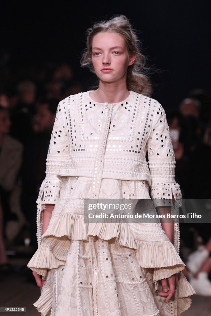 Alexander McQueen : Runway - Paris Fashion Week Womenswear Spring/Summer 2016